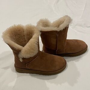 UGG Bailey Button boots in Chestnut